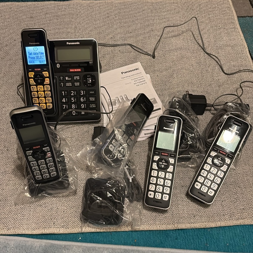 Panasonic KX-TGF975 Cordless Phone 5 Headsets
